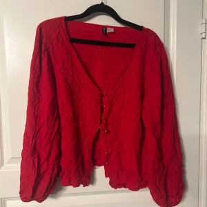 Blus  -  En fin blus från H&M i storlek 42. Den är väldigt liten i storleken. Den är över lite skrynklig men är lätt att stryka hemma. 