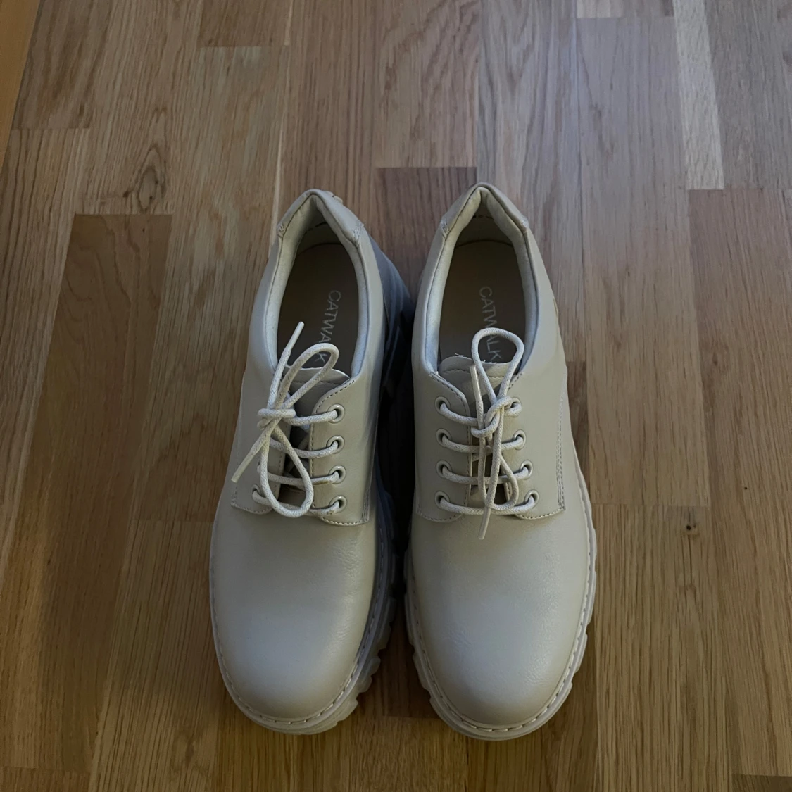 Beige snörskor med grov sula - 1