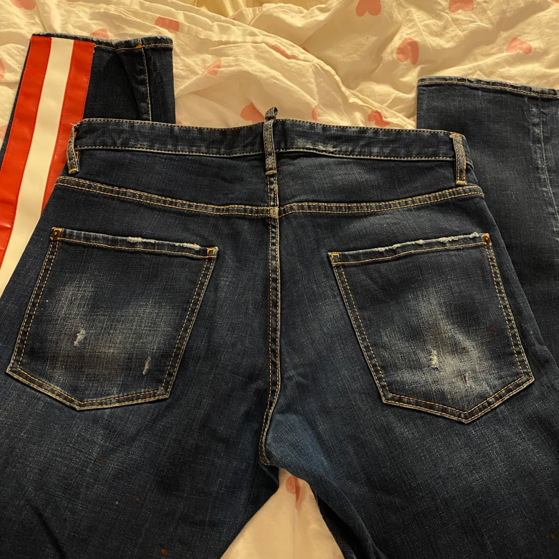 Blå jeans med röd och vit rand från Dsquared2 - 2