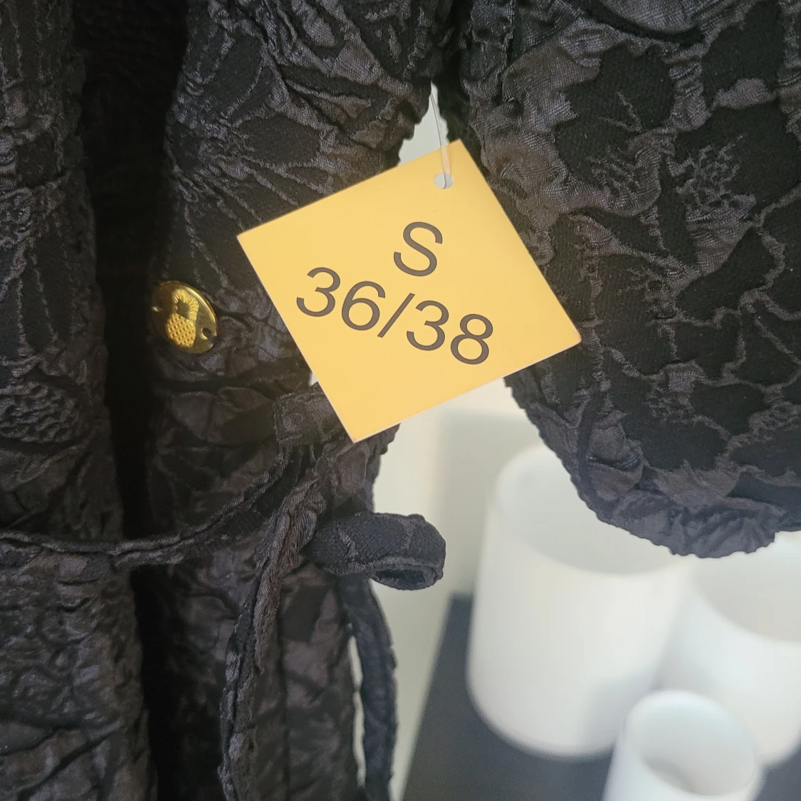 Svart omlottklänning med blommigt mönster - 3