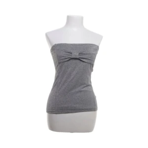 Y2k tubtopp - Grå tubtopp som är lite glittrig med jättesöt rosett från Gina. Köpt från plick men aldrig använt av mig:) 