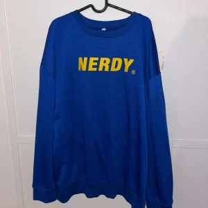 Nerdy tröja  - Blå tjocktröja från Nerdy