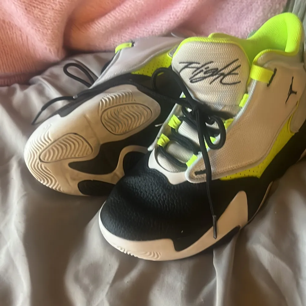 Jordan Max Aura 4 Gs storlek 38 neon grön/gula. Har andvänts 2 ggr innan för länge sedan. Det är inga problem med skorna utan det är bara inte min stil längre! Köpta från jd sports i sthlm för 500 kr. !!! Frakt tillkommer!!!. Kengät.