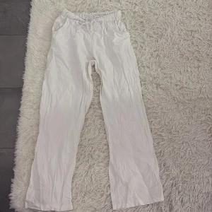 Linnebyxor - Snygga och bekväma linne byxor med resår i midjan. Perfekta för en avslappnad stil. Byxorna har en loose passform och är tillverkade i ett lätt material som ger en skön känsla.