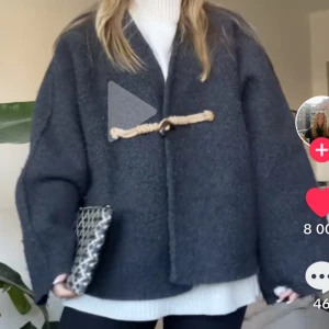 Mörkgrå ulljacka med knyt - SÖKER denna jacka, hör gärna av er om ni har denna och vill sälja❤️