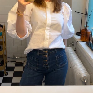 Jeans front pocket - Säljer dessa otroliga raka/breda jeans med fickor på framsida, super fina detaljer såsom mässing knappar. Formar sig otroligt vackert på kroppen! Hög midja och väldigt bra stretch! Strl S/36. Köpt i liten stadsbutik för 600kr.💗 Passar mig bra i längden som är 168cm men kan nog även passa dig som är något kortare.