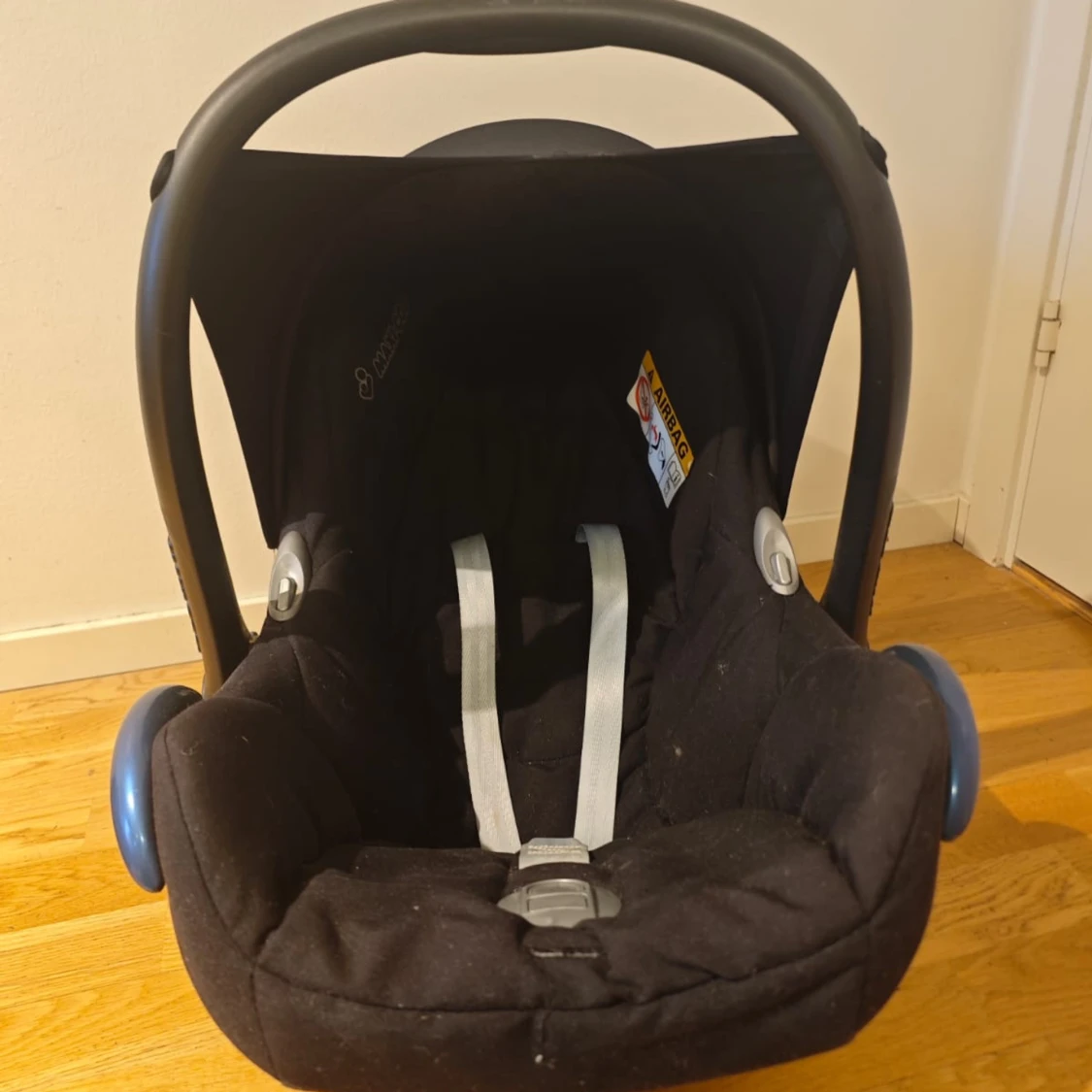 Svart babyskydd från Maxi-Cosi