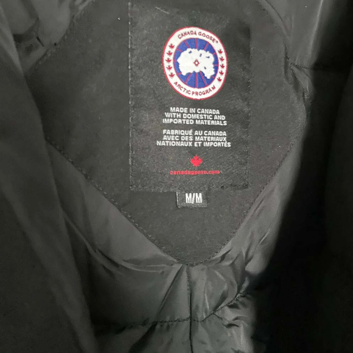 Svart parkajacka med pälsdetaljer - 4