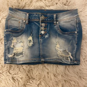 Super lågmidjad blå mini jeanskjol - SÄLJER EN HEL DEL FLERA LÅGMDIJADE JEANS,  OCH JEANSSHORTS!! 💞💞DRÖM JEANSKJOLEN! Världens finaste och snyggaste jeanskjol som sitter något tajt på mig trots att den är superstretchig i väldigt fint skick💞 Midjemåttet rakt över är ca 36 cm + väldigt mycket stretch💞 Längd fram: Ca 24 cm💞 OBS! Står storlek M men skulle verkligen säga att den passar mer S/XS och skriver därför det💞