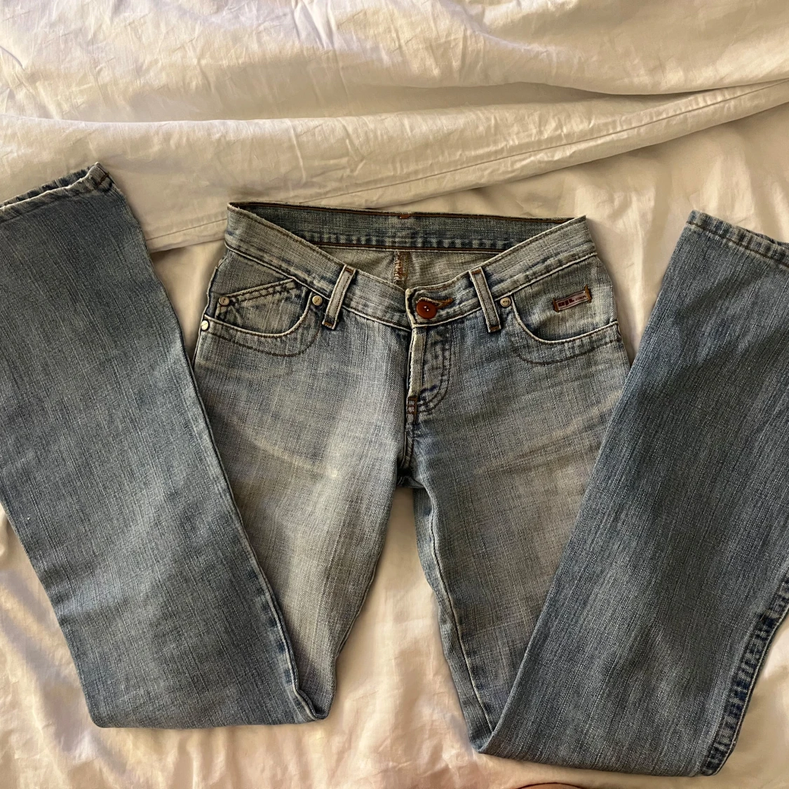 Ljusblåa lågmidjade jeans