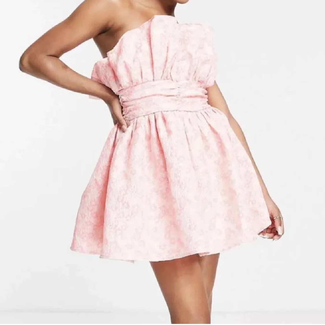 Rosa axelbandslös klänning - 1