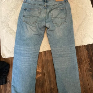 Blå jeans från Jack & Jones - Säljer ett par ljusblåa jack and Jones jeans. De är chris/relaxed och i storlek 30/30. Använda ett par gånger så därför nedsatt pris, nypris 600kr