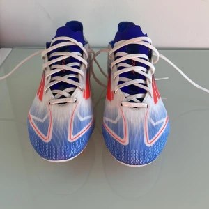F50 fotbollskor - Jag säljer ett par nästintill oanvända f50 fotbollskor från Adidas. Dessa skor säljer jag för de ej passar. Jag köpte dem nya från unisport för 1700kr. Modellen heter F50 PRO FG. Skick 9-10.