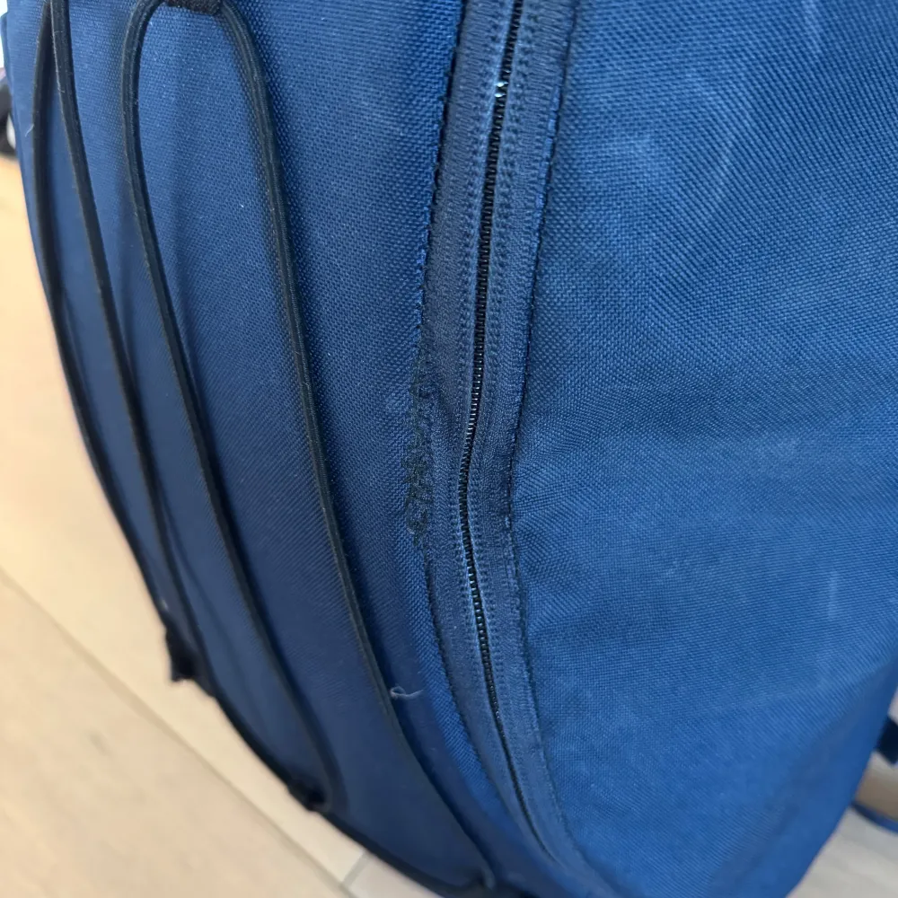 Säljer en snygg blå ryggsäck från Haglöfs med praktiska fack och justerbara axelremmar. Perfekt för vardagsbruk eller utflykter. Ryggsäcken har ett flertal praktiska fickor, inklusive en extra toppficka (se bild 4) , en framficka och en innerficka. Volym: 20 l, Mått: 50x19x30 cm, Vikt: 840 g, Vadderat laptopfack (15,6''), Vattenavvisande. Ryggsäcken är använd men i bra skick. Finns några defekter (se bild 5, då den är lagad) från användning som INTE påverkar helhetsintrycket eller funktionen. . Laukut & Käsilaukut.