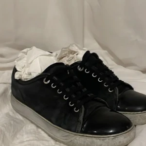 Svarta sneakers med snörning - Snygga svarta lanvin gap toe skick 7 ut av 10 pris kan diskuteras.Dom är storlek uk 5 men är stora i storlek så passar 40 41.
