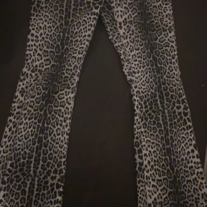 Roberto Cavalli jeans  - Säljer dessa supersnygga Roberto Cavalli jeansen för att de var tyvärr för små för mig. Jeansen är köpa på här på Plick och har inga defekter☺️Midjemått tvärsöver: 39cm och innerbenslängd: 84cm 