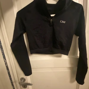 Svart tröja från ICIW - Snygg svart tröja från ICIW med dragkedja. Perfekt för en sportig look eller avslappnad stil. Priset kan diskuteras, kom privat för bättre bilder🌸