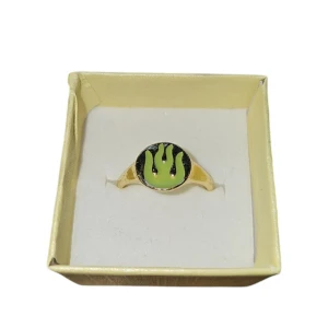 Guldfärgad ring med grön flamma - Snygg guldfärgad ring med en unik grön design på toppen. Perfekt för att ge en färgklick till din outfit. Ringen har en rund form och är iögonfallande med sin moderna stil. US 6.5 eller 16.9 mm