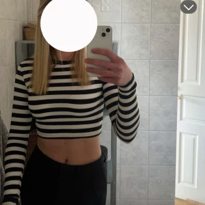 Randig croppad tröja - Säljer en stilren svartvit randig croppad tröja med långa ärmar. 