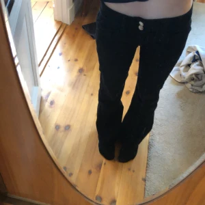 Lågmidjade jeans - Stitsnygga Svarta Lågmidjade jeans från Gina. Jeansen är i storlek 152 men passar mig som är 160 i längden. Säljer pga att dem är för stora i knäna o inte kommer till änvändning. Sparsamt använda och i mycket gott skick!💕😘