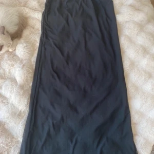 Långkjol med spetsdetaljer - Svart långkjol med fina spetsdetaljer i midjan och nederkant. Perfekt för sommaren! Säljer bara för att den är för kort för mig tyvärr