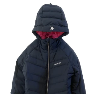 Mörkblå Skidjacka  - Skidjacka från Everest med liftkortsficka i ärmen. Sitter som en S/M. Passra till början och slutet av säsongen! 