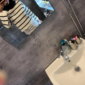 Randig stickad tröja från Kappahl - Säljer en superfin vit och svart randig stickad tröja från Kappahl. Den är i storlek 146/152 och har långa ärmar. Perfekt för höst och vinter, och den är i nyskick! Tröjan är både mysig och stilren, perfekt för att hålla sig varm och snygg. 🖤🤍