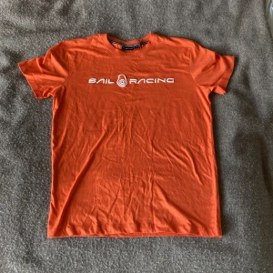 Sail racing t-shirt - Säljer denna sail racing tishan. Den är oanvänd och lappen sitter kvar. Skriv om ni undrar något!