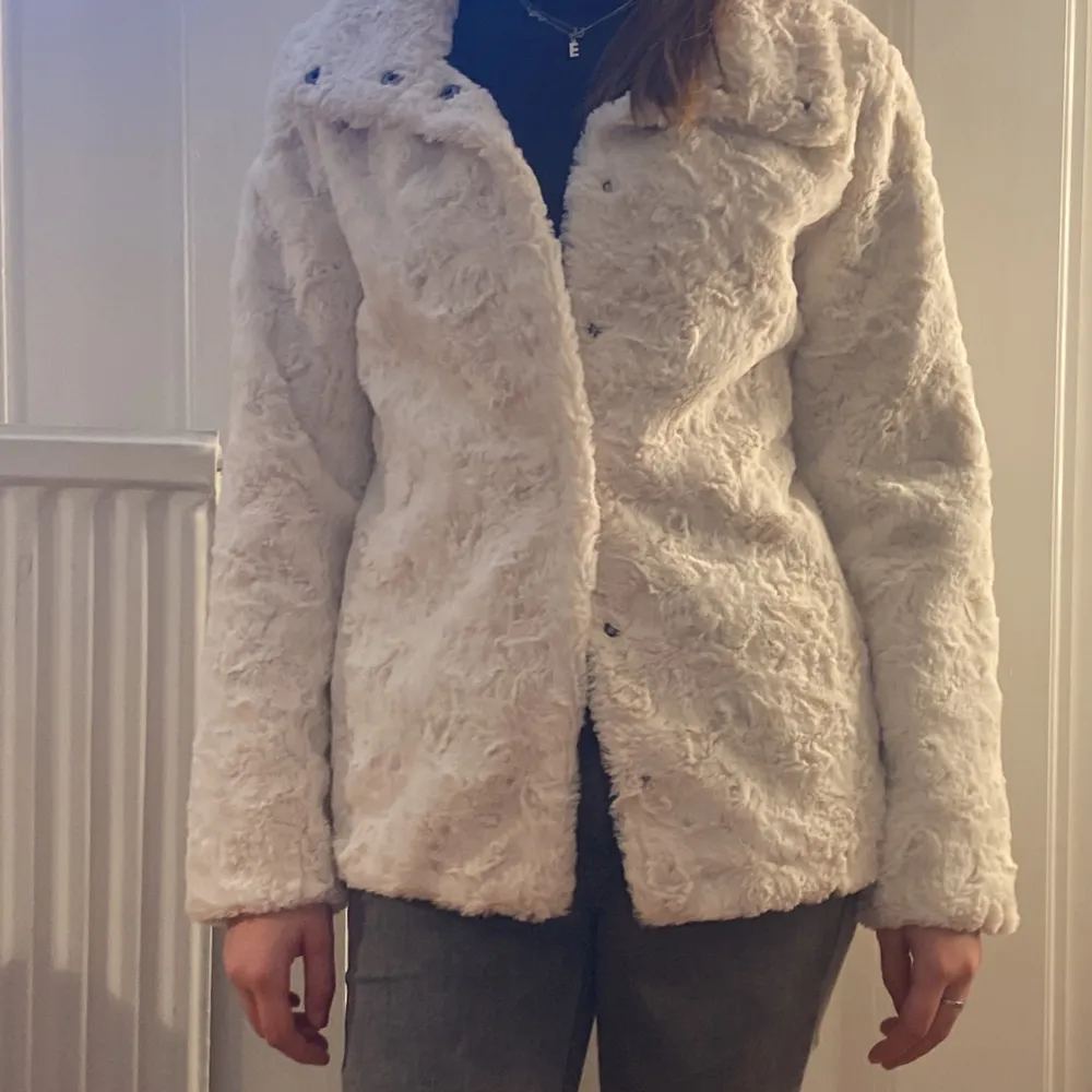 Säljer min snygga jacka/kappa eftersom den inte längre används 💞 Perfekt till vår och höst. Skicket är bra! Skriv privat vid funderingar . Takit.