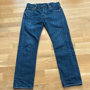 Levis 501  - Säljer mina Levis 501 storlek 30/30 Skick 9/10 Modellen sitter som slim fit  Har fler jeans dma vid frågor eller bilder