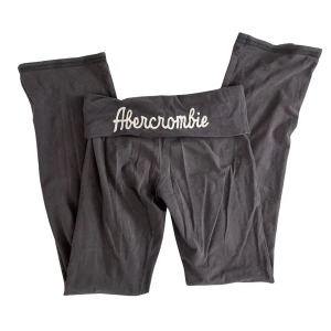 Grå leggings från Abercrombie - Säljer ett par grå leggings från Abercrombie. De är superbekväma och har en bred resår i midjan med Abercrombie-loggan. Perfekta för en avslappnad dag eller träning. De är i bra skick med bara ett litet märke på ena benet.