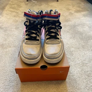 Nike Vandal supreme - Ett par sällsynta Nike Vandal Supreme. Årsmodell 2002 Mycket mycket bra skick och med tanke på att skorna nu är 22 år gamla är det nästan perfekt för att ha varit använda några gånger. Svåra att få tag på och finns knappt att köpa på någon hemsida.