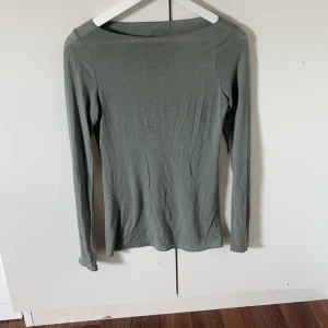 Intimissimi tröja - Säljer denna jätte fina tröja från intimissimi då den e för liten. Har små fläckar på nått ställe, har inte provat att få bort dem men de går säkert att få bort dem i tvättmaskinen. Har också små hål, inget som direkt syns. Pris kan diskuteras❤️