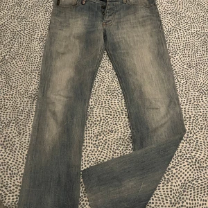 Armani jeans - Riktigt snygga Armani jeans som är i bra skick Använd fåtal gånger Storlek 30/30 Färg:Ljusblå  