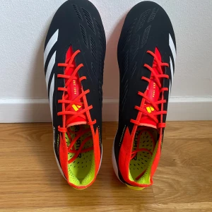 Adidas predator elite  - Säljer ett par adidas predator fotbollsskor. De har en bekväm passform och är i gott skick. storlek 43 1/3