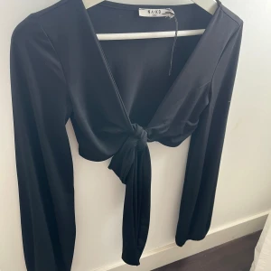 Festtop - Fin topp ifrån nakd. Använd en gång. Går att letts som man själv vill.