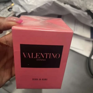Valentino donna - Säljer en helt oöppnad valentino 100 ml som har ordinarie pris på 1395 men jag säljer den för 900