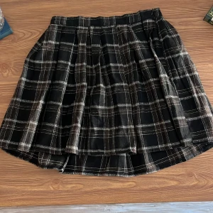 Kjol  - Rutig kjol i okej skick, köpt från shein. ✨ 50% bomull 50% polyester 