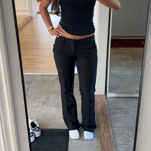 Lågmidjade kostymbyxor från bikbok - Säljer dessa jättesnygga och populära lågmidjade kostymbyxor ifrån bikbok i strl 38. Säljer pga att jag köpte en för stor strl. På bilden har jag strl 36 för att visa hur dom sitter på med rätt strl! Använt ett fåtal gånger. Mycket bra skick!!