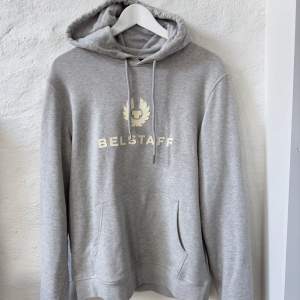 Säljer en ljusgrå hoodie från Bellstaff.  Skick: Nyskick Storlek: M Nypris: 1949 SEK Kvitto?: Ja