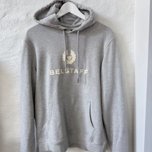 Bellstaff ljusgrå hoodie - Säljer en ljusgrå hoodie från Bellstaff.  Skick: Nyskick Storlek: M Nypris: 1949 SEK Kvitto?: Ja