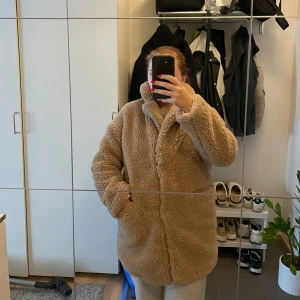 Teddykappa - Storlek XS Två fickor framtill Fint skick Knäpps med två hakar (se bild) 