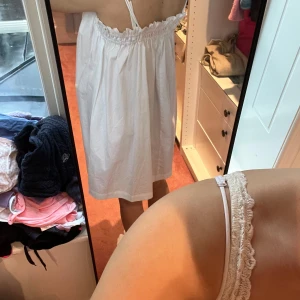 Söt klänning - Säljer min vita söta klänning från HM💕 Använd 1 gång så i nyskick✨