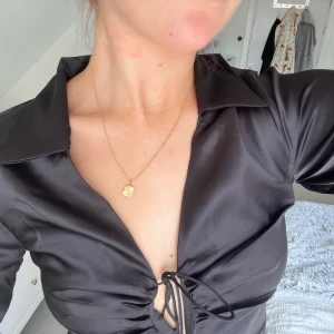 Nakd topp - Topp från NAKD med snörning i fram 