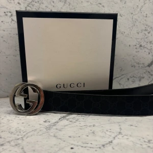 Gucci bälte 90cm - Säljer mitt fina Gucci bälte som är 90cm långt. Bältet är självklart inköpt via Gucci Stockholm för 4000kr och är i fint- men använt skick. Box ingår. Hör av dig vid funderingar! Inga returer!