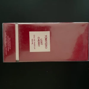 Tom Ford Lost Cherry Eau de Parfum - Säljer en lyxig parfym från Tom Ford, Lost Cherry, i en elegant röd förpackning. Flaskan innehåller 100 ml av denna unika doft som kombinerar söta och kryddiga toner. Perfekt för den som vill sticka ut med en djärv och sensuell doft.