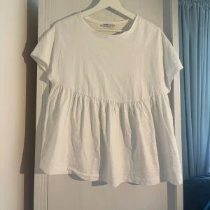 Söt topp - Super söt t shirt ifrån new yorker! Fin att ha bara som den är men även med tex en stickad över!🤍