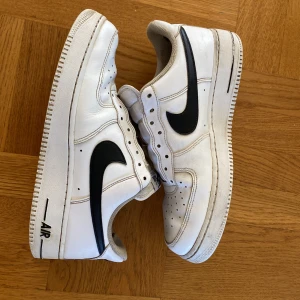 Nike air force 1 - Fin skor men har gåt sönder i hällarna 