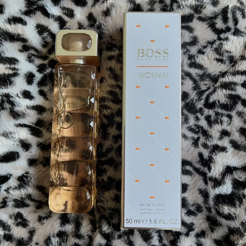 Säljer denna ’Hugo Boss Orange Woman Eau de Toilette 50ml’, det fattas 5ml så det är 45ml. Nypris 760kr. Parfym.