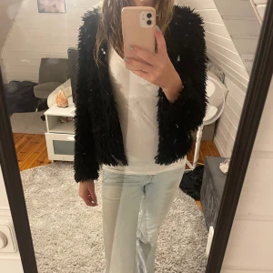 Svart pälskofta - Svart pälskofta från Gina Tricot i strl Xs